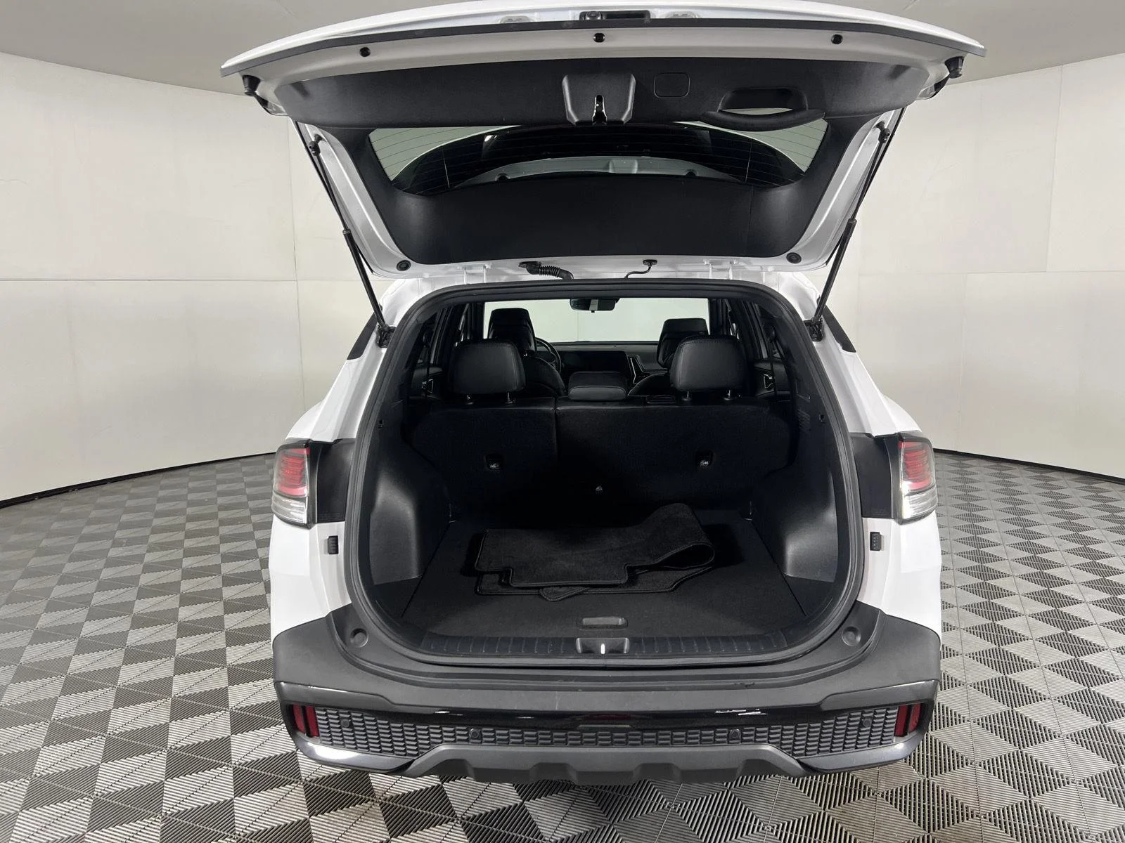 Used 2025 Glacial White Pearl Kia X-Line image 28