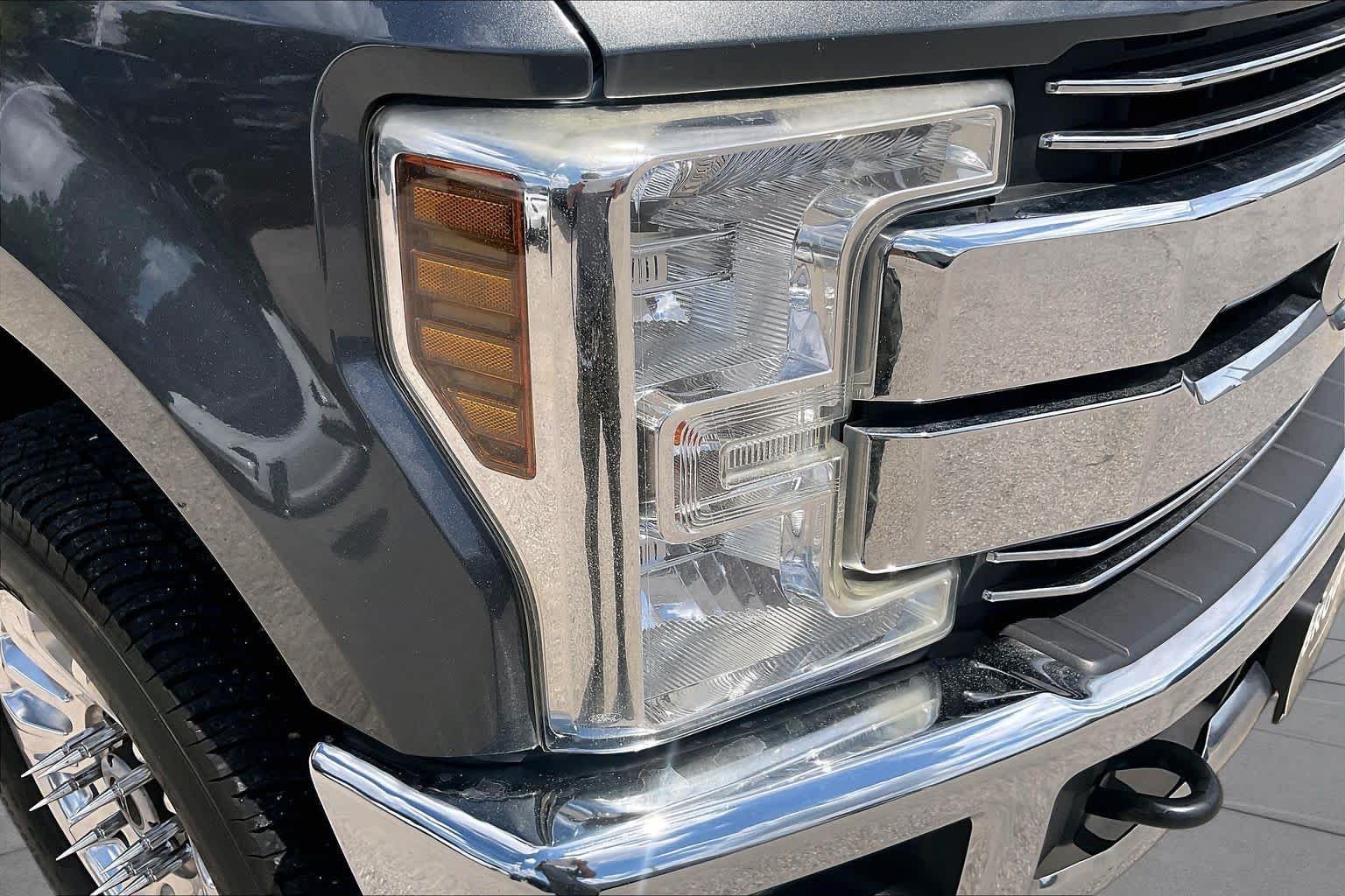 Used 2019 Magnetic Metallic Ford LARIAT image 26