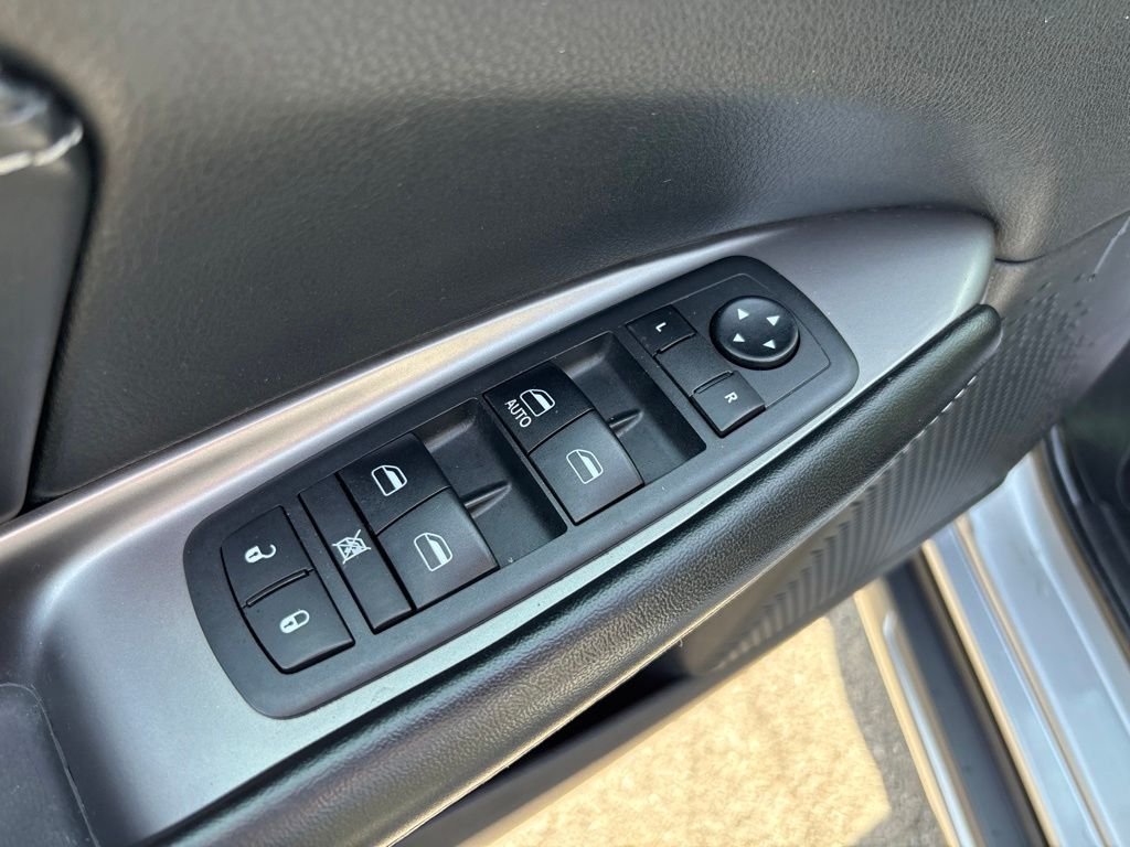 Used 2018 Silver Dodge Crossroad image 17