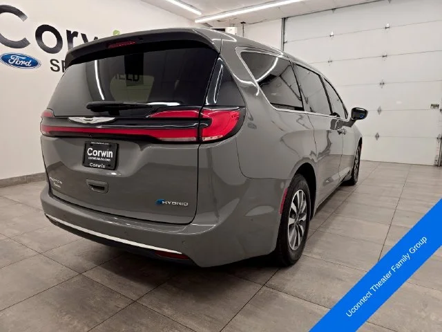 Used 2022 Ceramic Gray Clearcoat Chrysler Touring L image 5