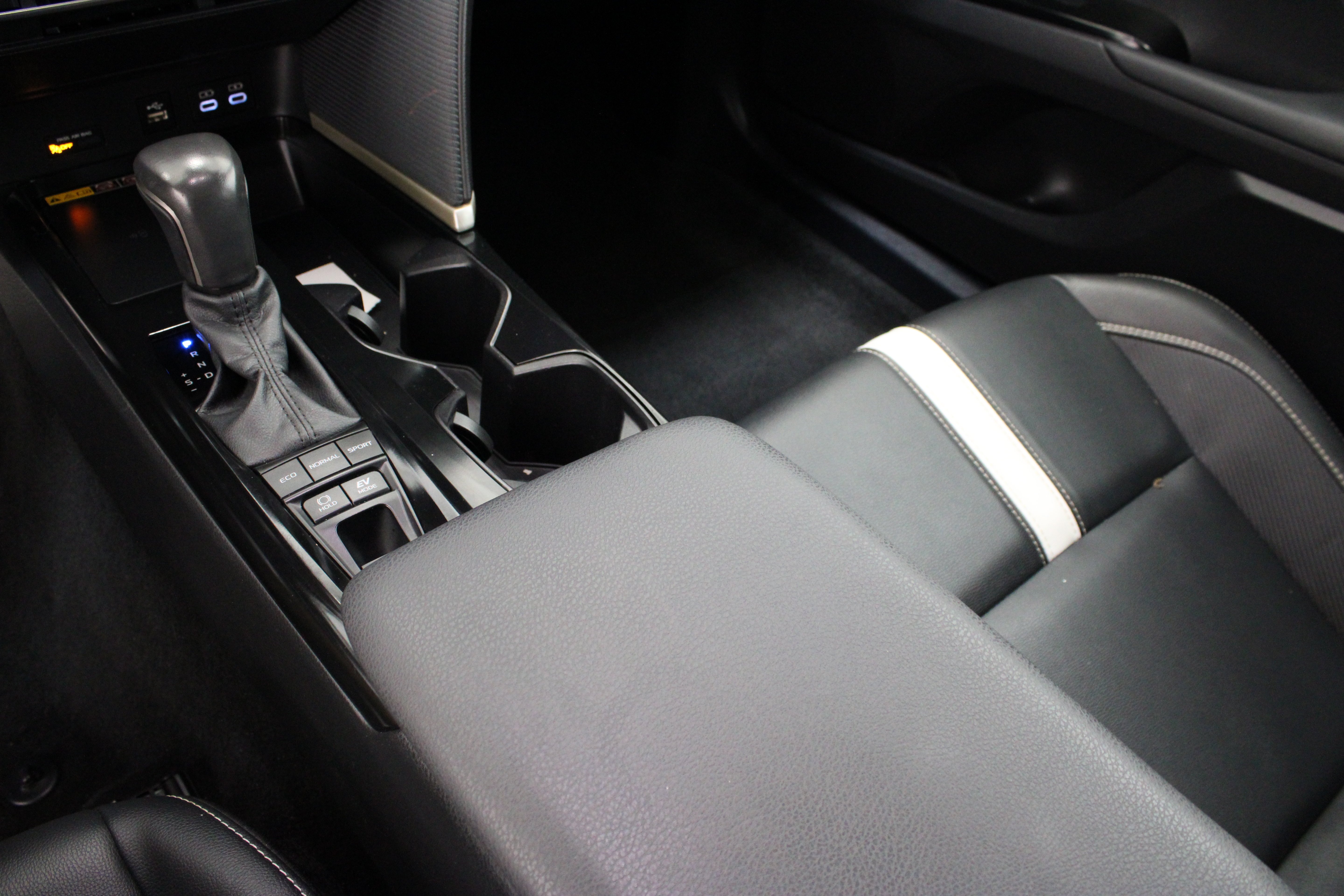 Used 2025 White Toyota SE image 17