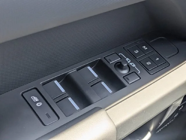 Used 2025 Fuji White Land Rover X-Dynamic SE image 21