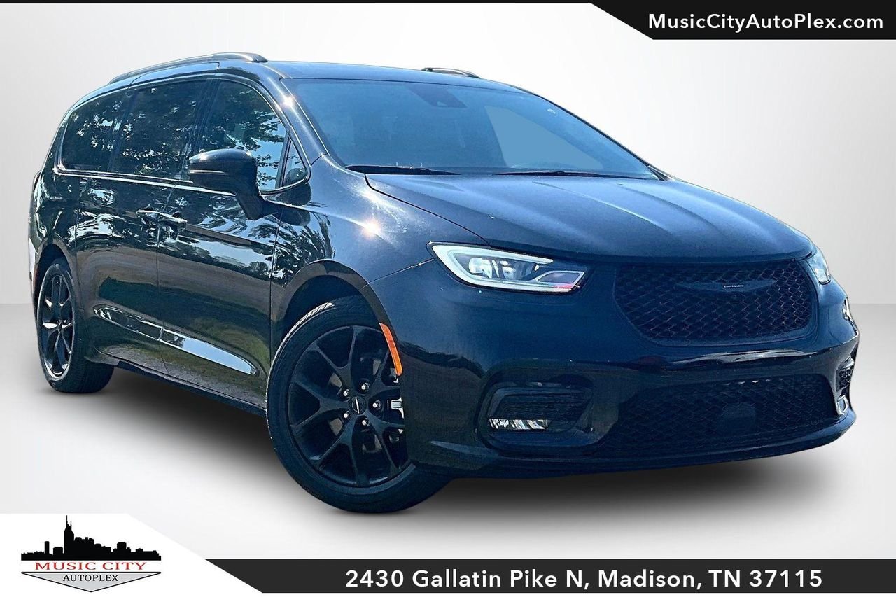 Used 2025 Diamond Black Crystal Pearlcoat Chrysler Limited image 1