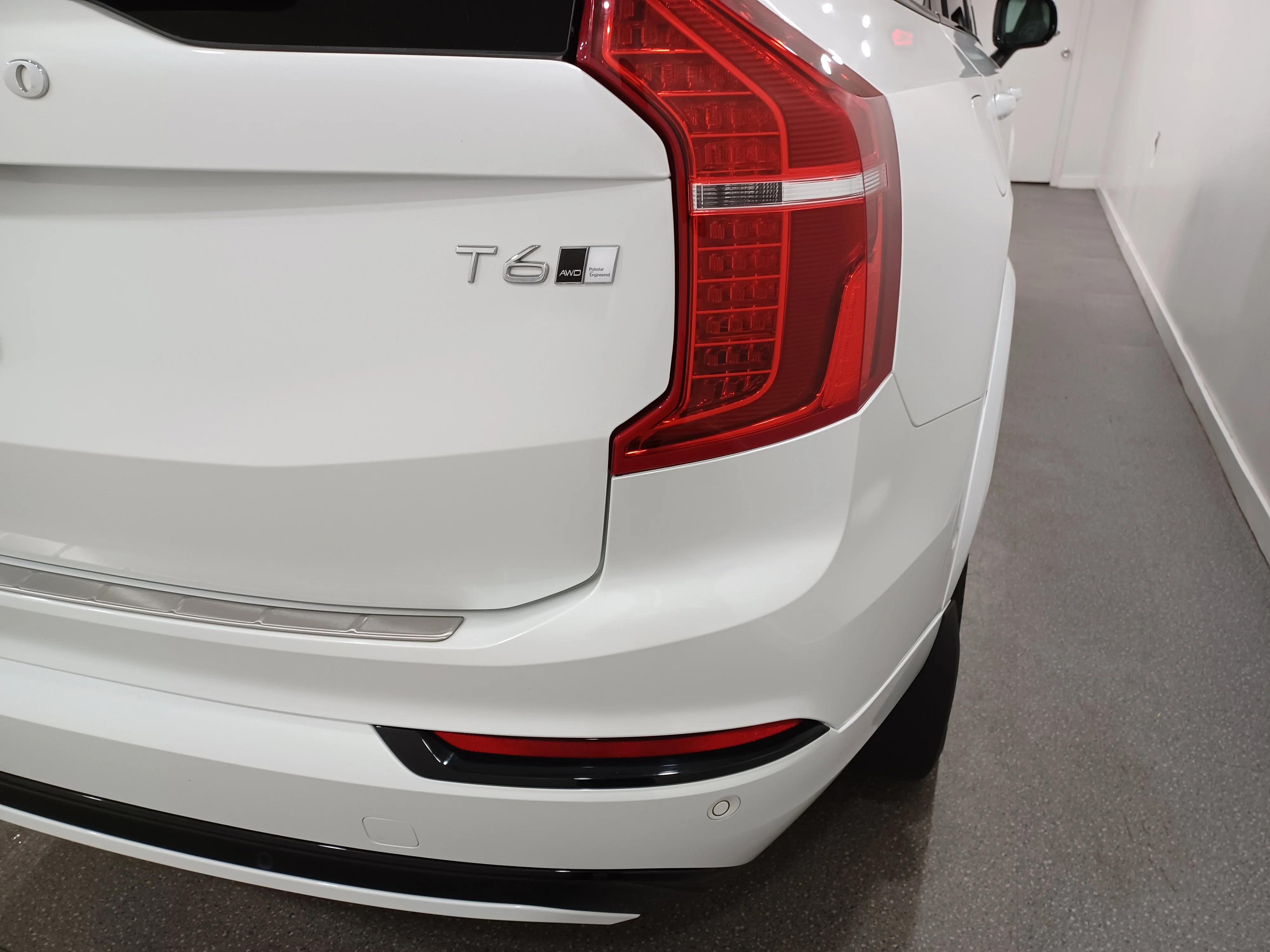 Certified Used 2022 Ice White Volvo T6 R-Design* 7 Pass | Adaptive Cruise | Heads Up Dsp | Nav | 360 Cam | Pano Roof | Htd Wheel image 23