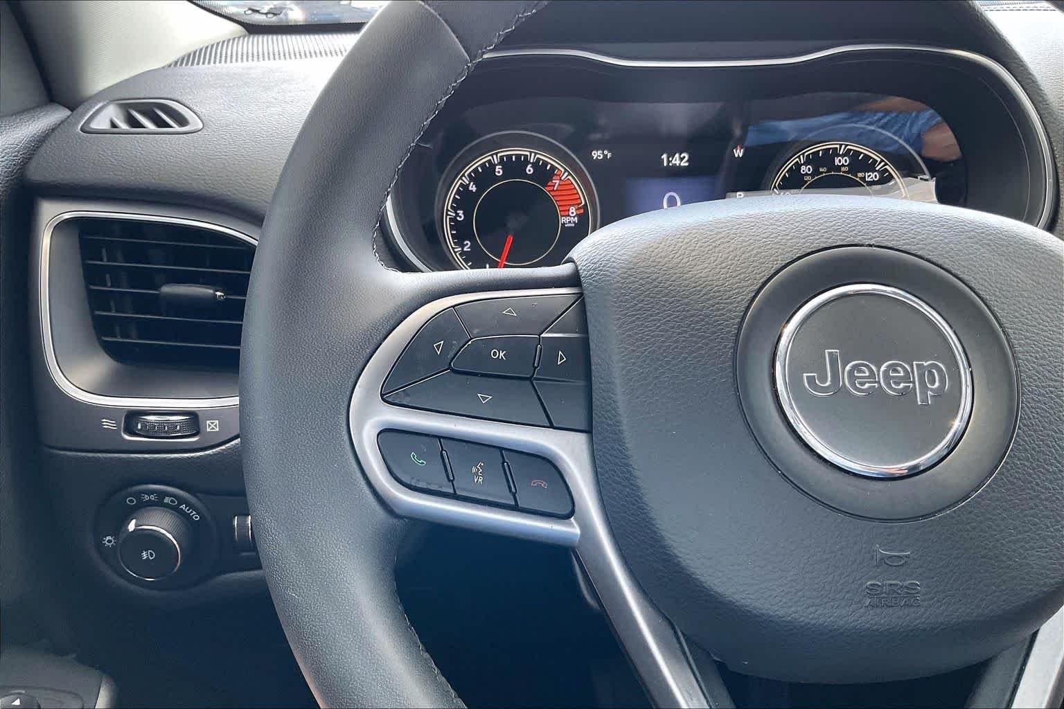 Used 2021 Diamond Black Crystal Pearlcoat Jeep Latitude Lux image 22