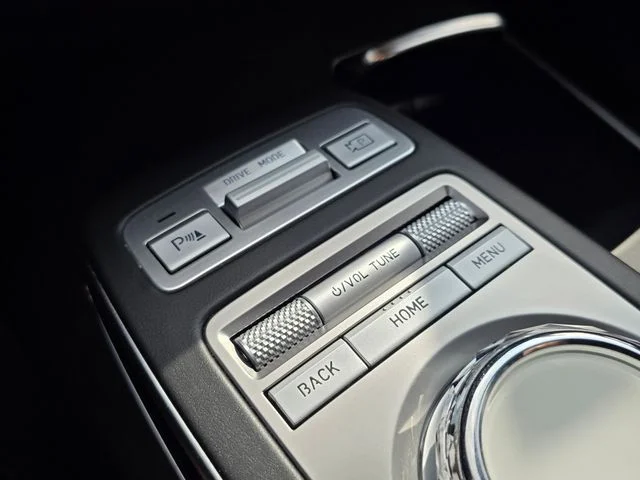 2025 GENESIS GV70 Standard - Photo 32