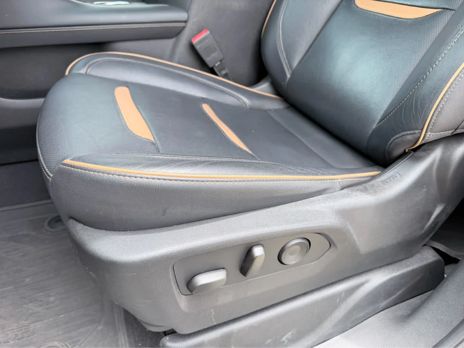 Used 2023 Sterling Metallic GMC AT4 image 27