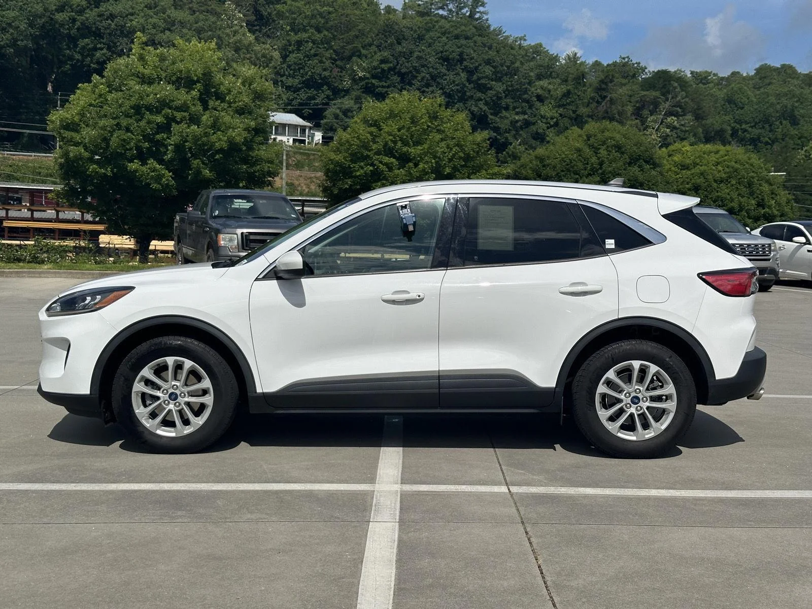 Used 2021 Oxford White Ford SE image 4