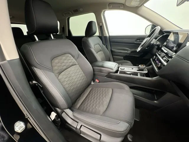 2025 Nissan Pathfinder SV - Photo 15