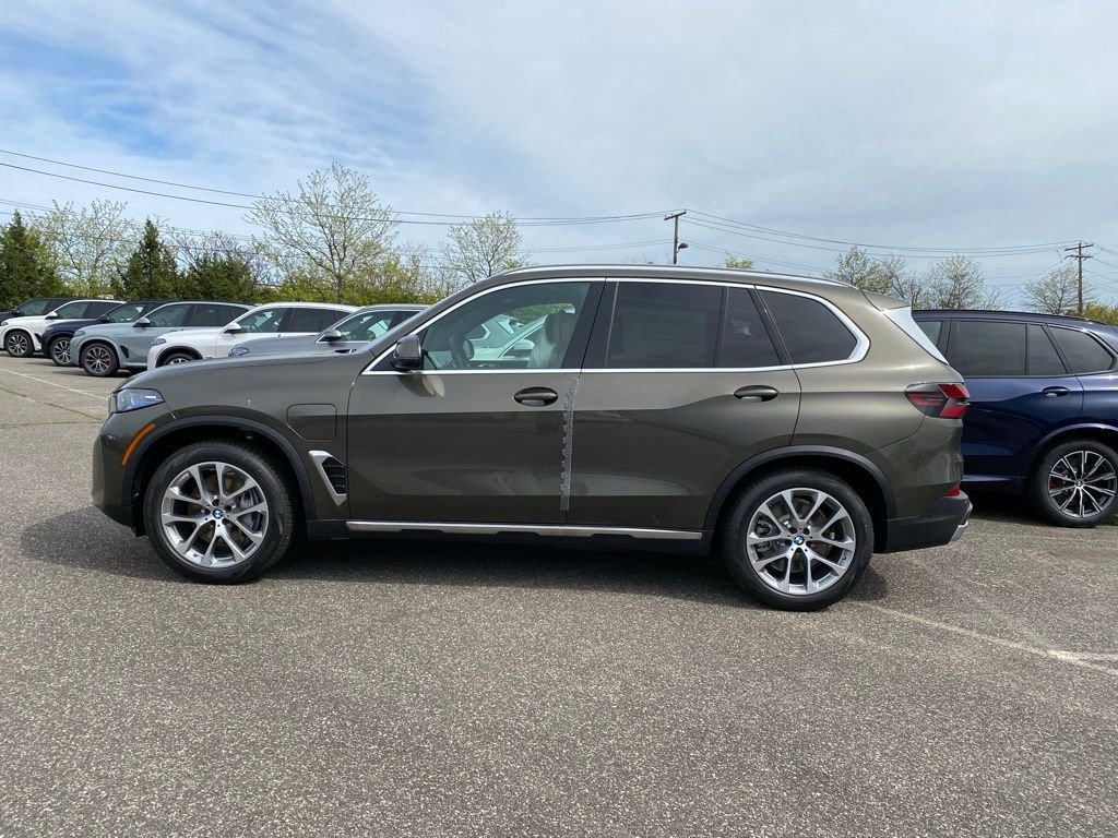 New 2026 Manhattan Green Metallic BMW xDrive50e image 4