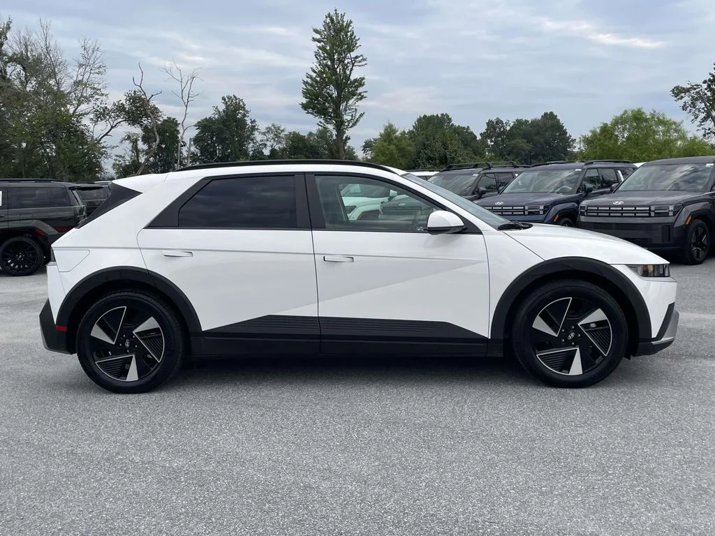 Used 2025 Atlas White Hyundai SEL image 30