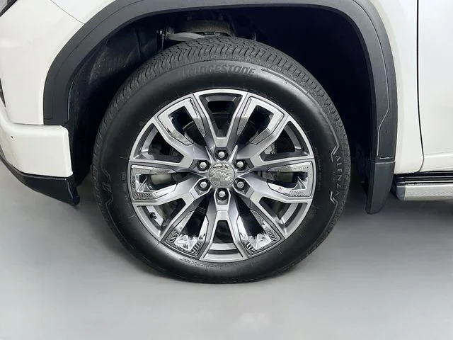 Used 2023 White GMC Denali image 29