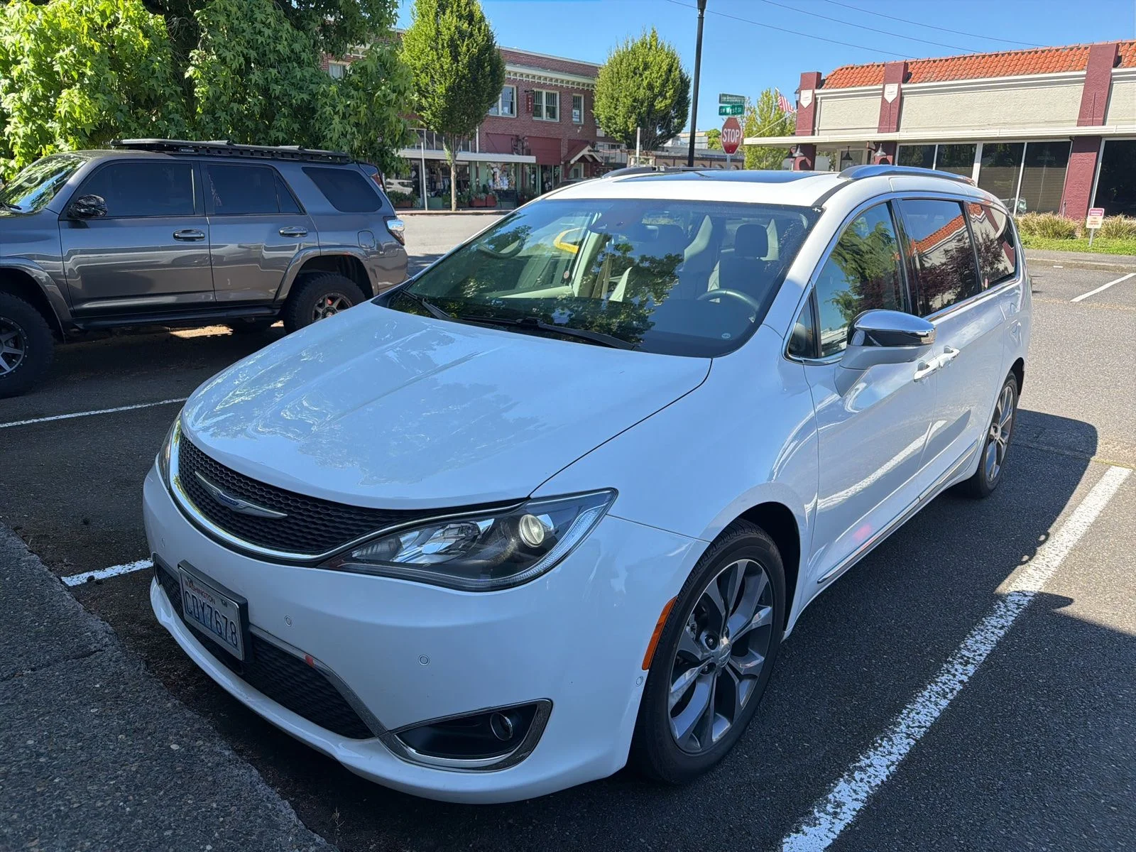 2018 Chrysler Pacifica Limited's photo