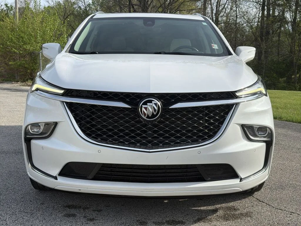 Used 2023 White Buick Avenir image 31