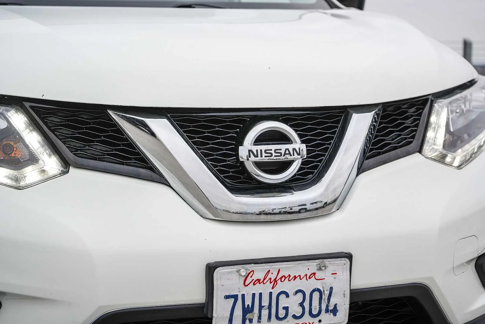 Used 2016 Glacier White Nissan S image 5