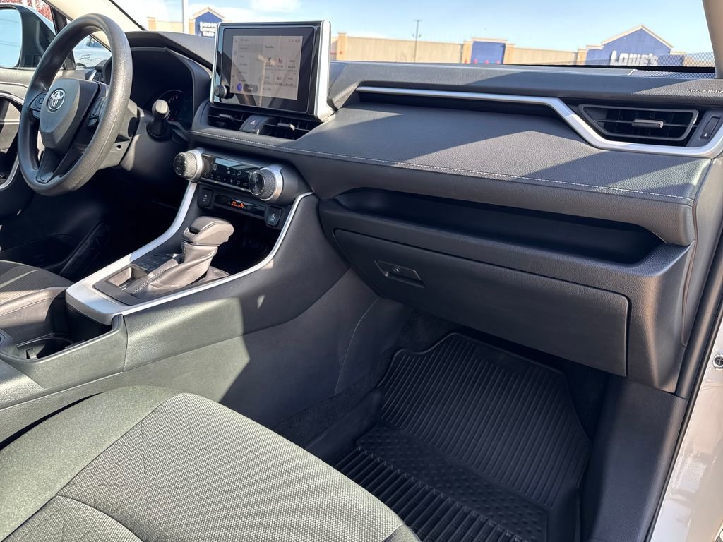 2025 Toyota RAV4 XLE - Photo 36