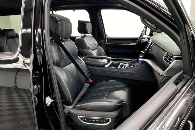 Used 2023 Diamond Black Crystal Pearlcoat Jeep Series II image 8