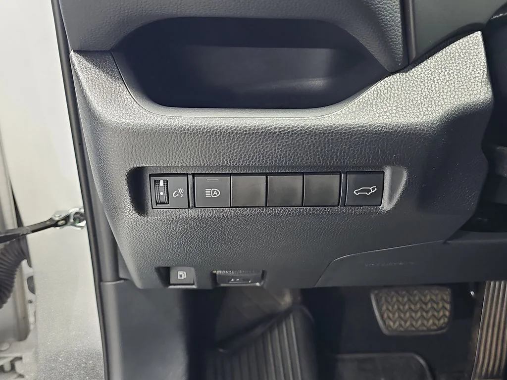 Used 2019 White Toyota XLE image 28