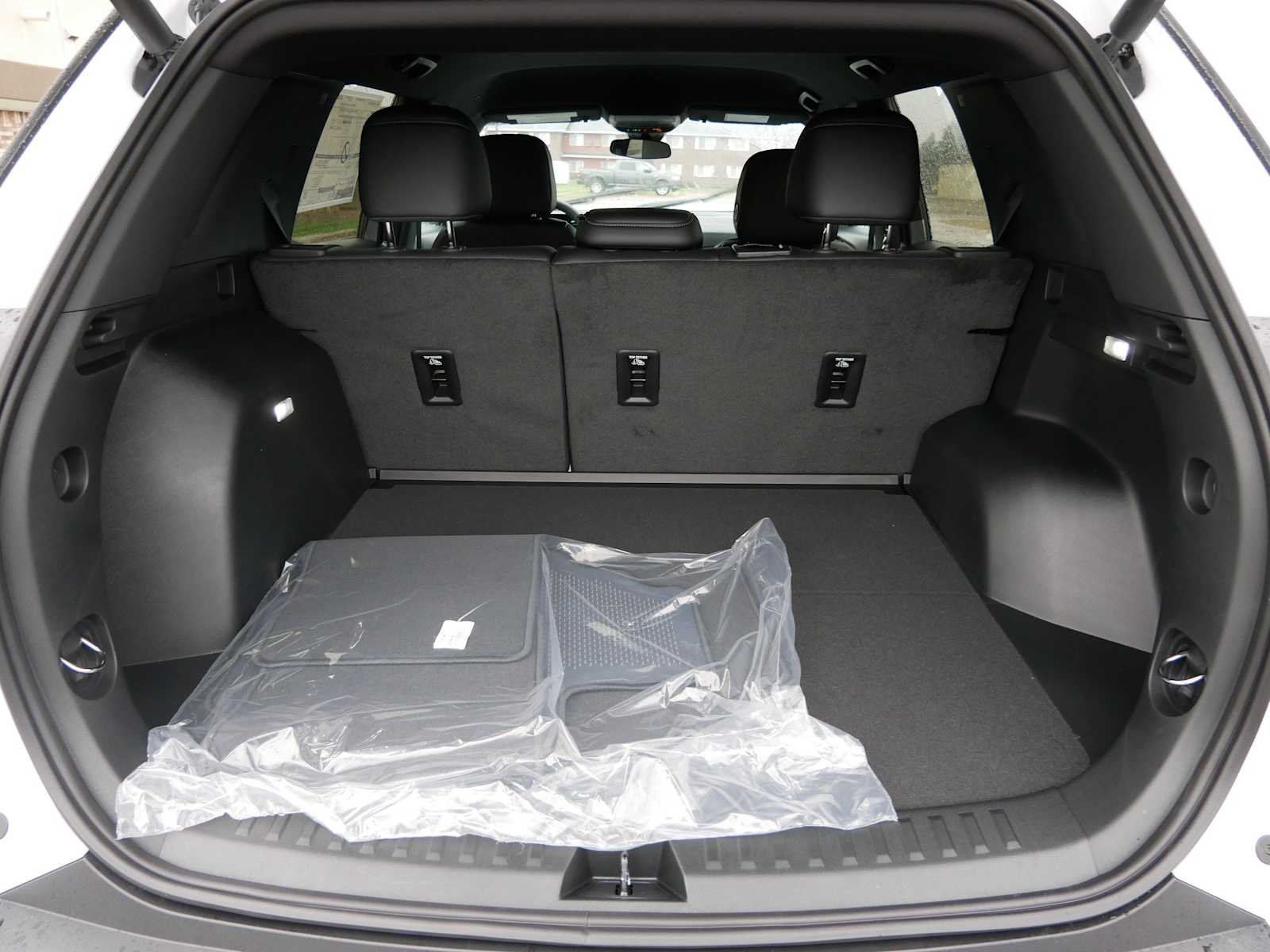 New 2027 Summit White Chevrolet LT image 10