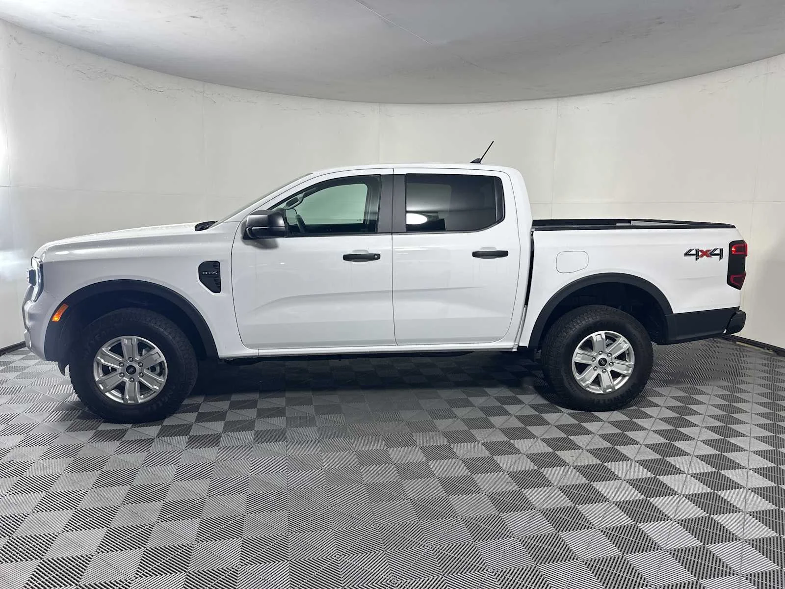 New 2025 Oxford White Ford XL image 4