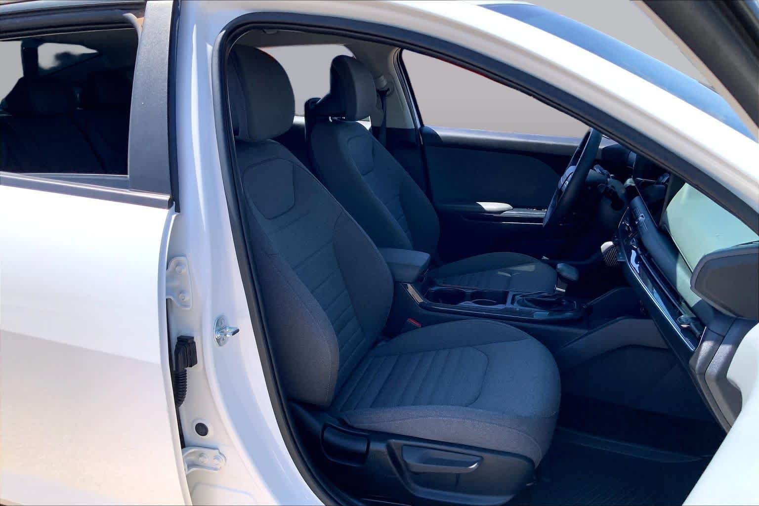 Used 2025 Snow White Pearl Kia EX image 9
