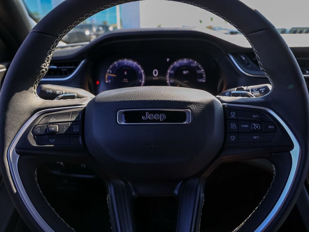 New 2026 Diamond Black Crystal Pearl-Coat Exterior Paint Jeep Laredo image 24