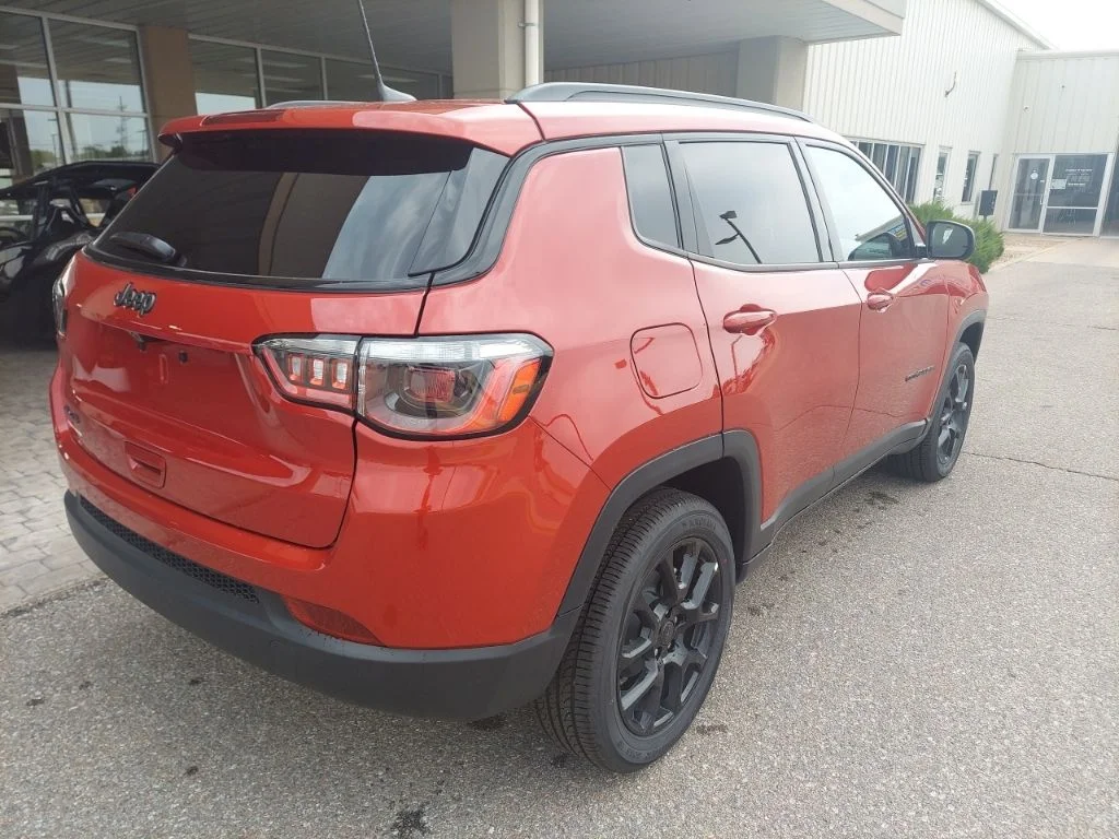 New 2026 Red Hot Pearlcoat Jeep Latitude image 7