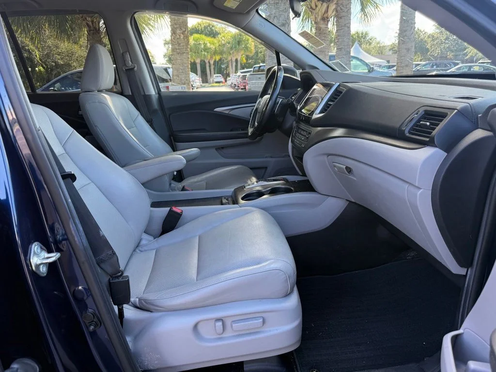 Used 2020 Obsidian Blue Pearl Honda RTL image 15