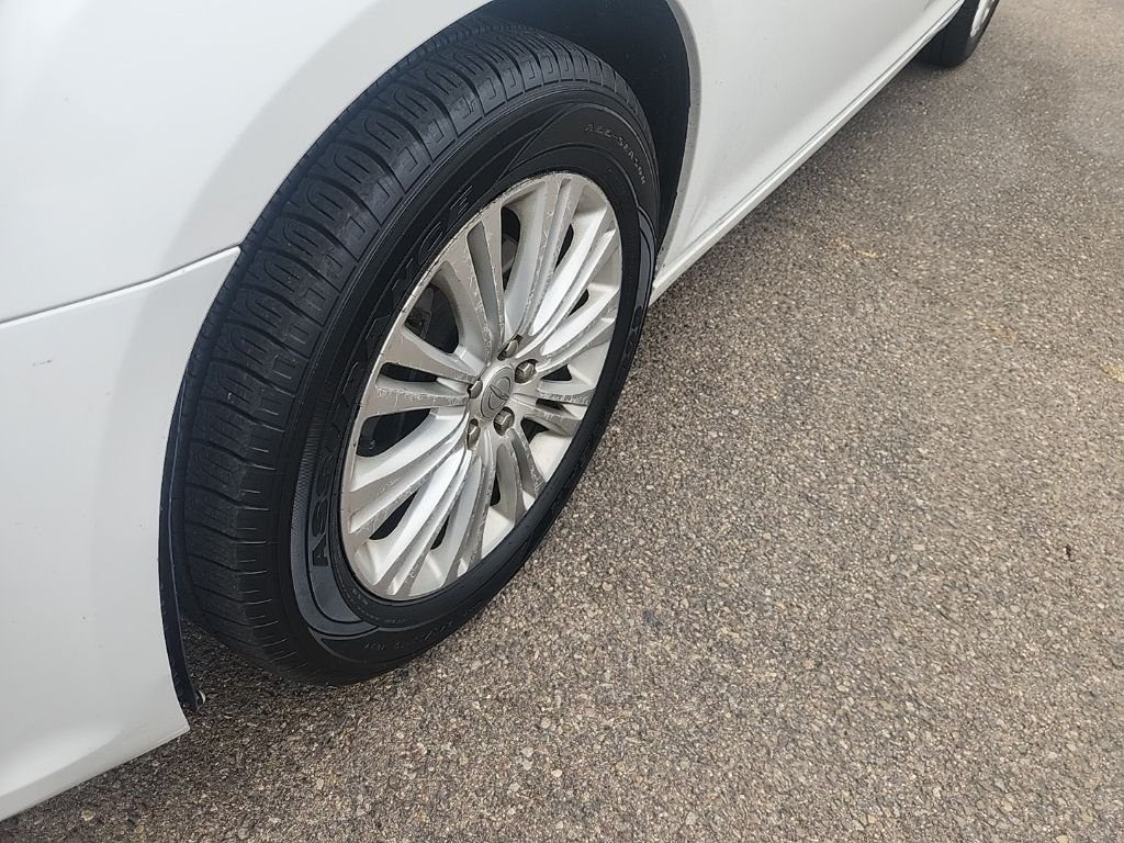 Used 2013 White Chrysler Base image 6