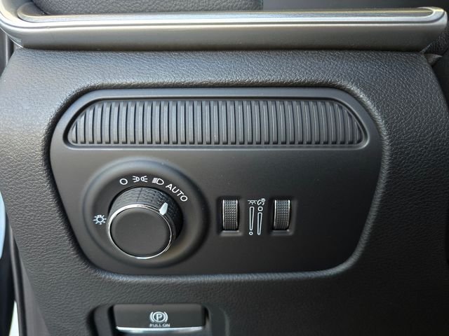New 2026 Bright White Clear-Coat Exterior Paint Jeep Limited Altitude image 18