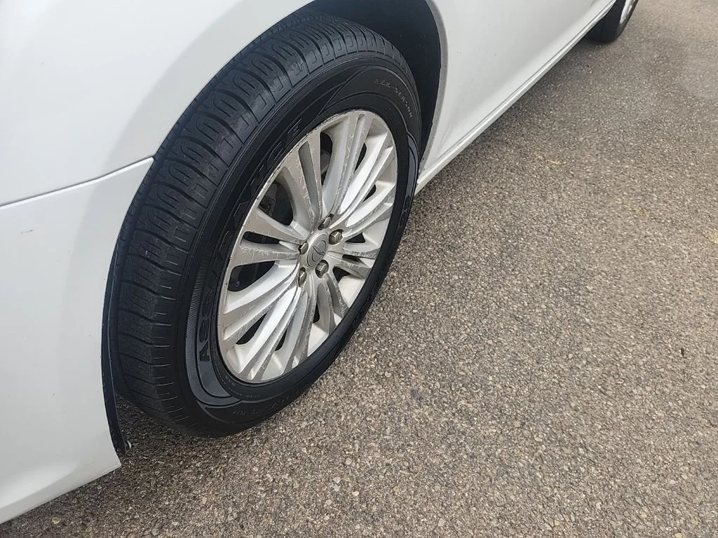 Used 2013 White Chrysler Base image 6