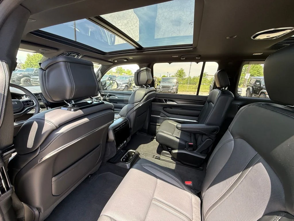 New 2026 High Gloss Black Exterior Paint Jeep Summit Obsidian image 22