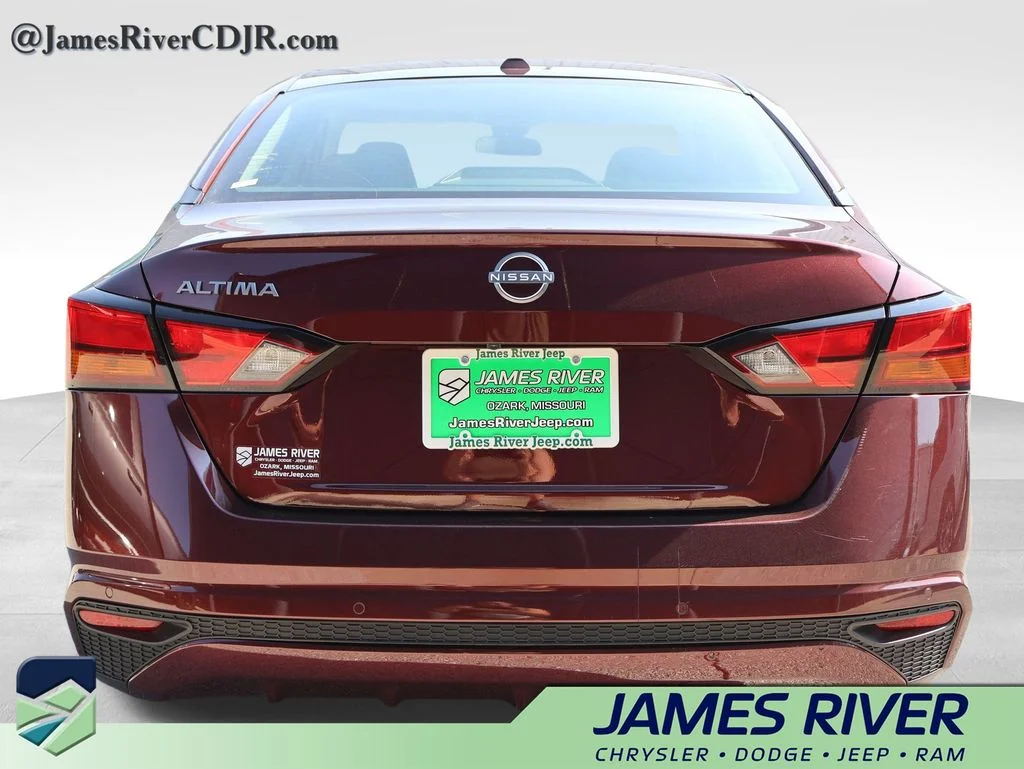 Used 2025 Red Nissan 2.5 SV image 4