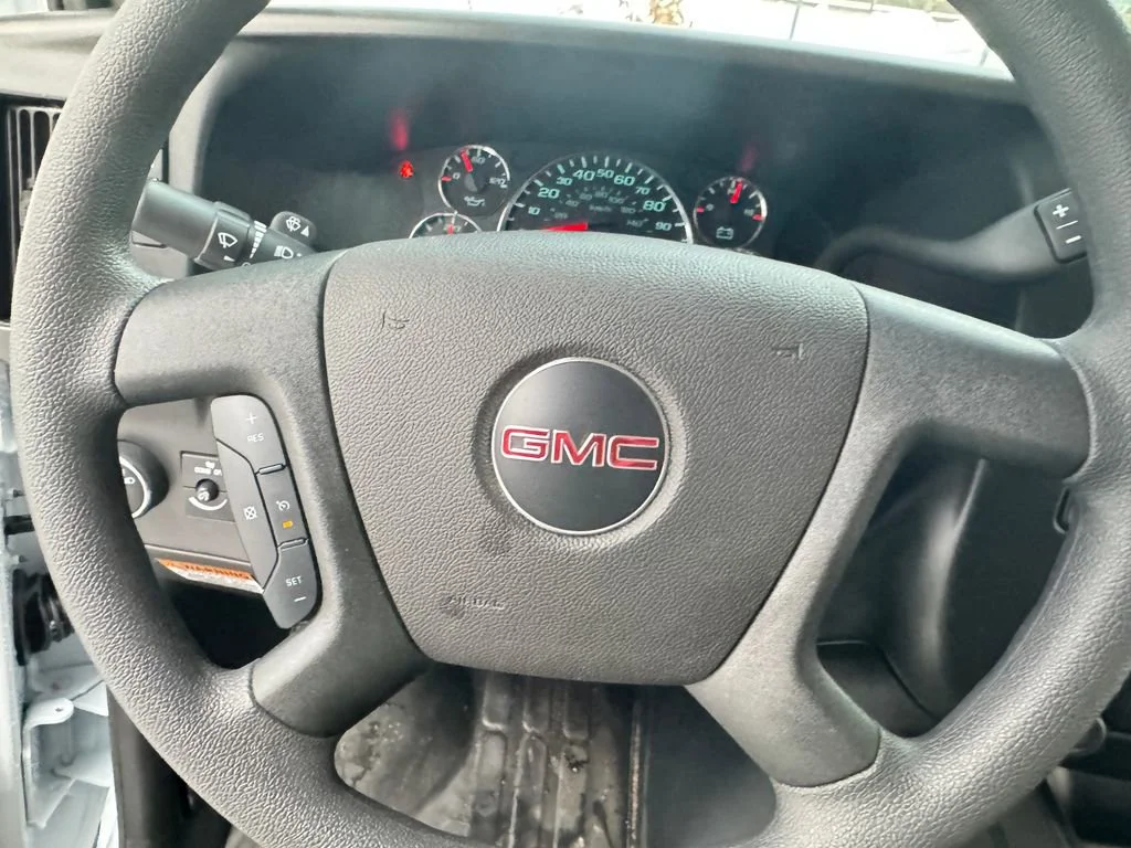 New 2025 Summit White GMC 1WT image 11
