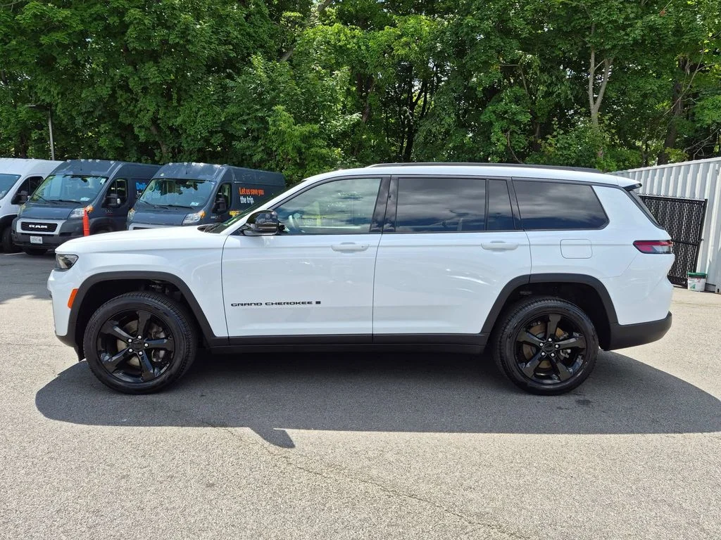 Used 2026 White Jeep Limited image 3