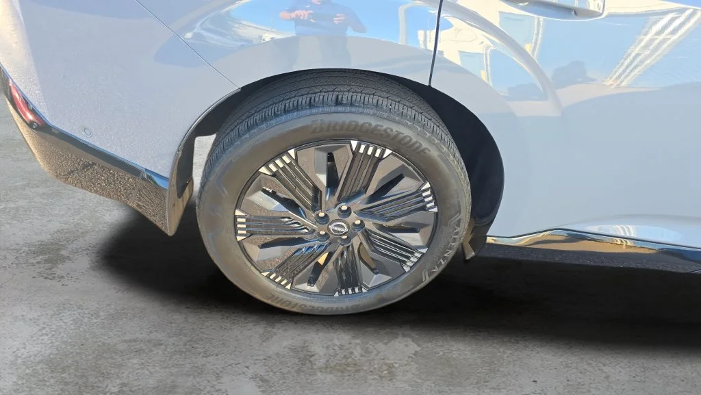 Used 2025 Gray Nissan Platinum image 21