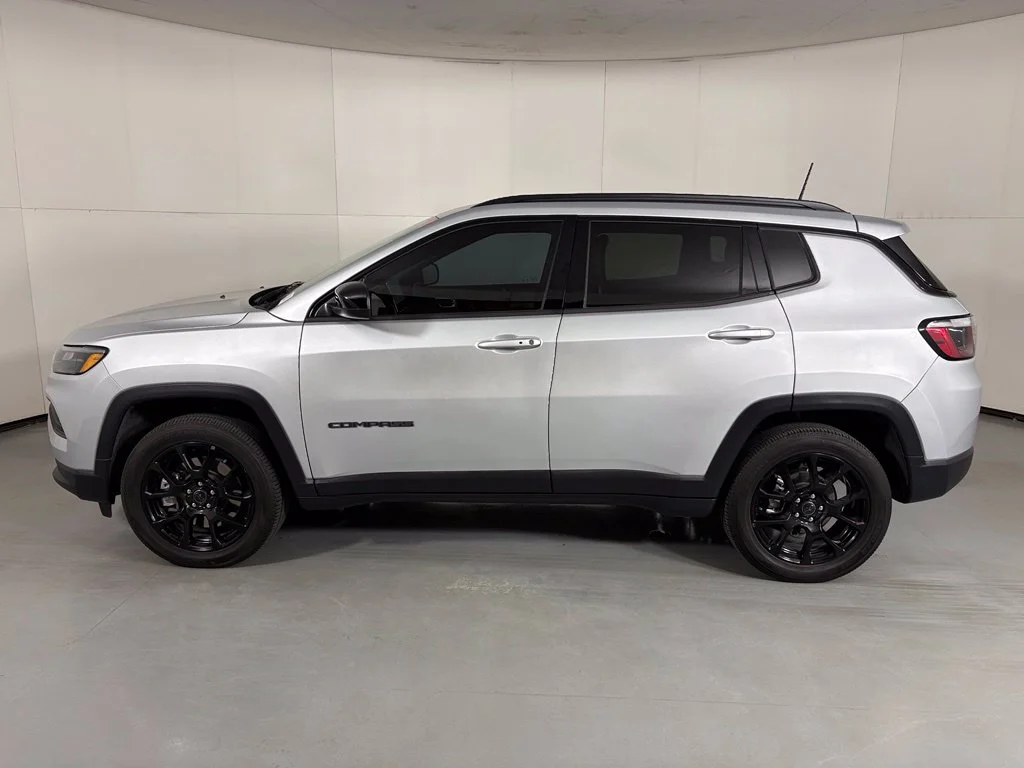 Used 2025 Silver Jeep Latitude image 5