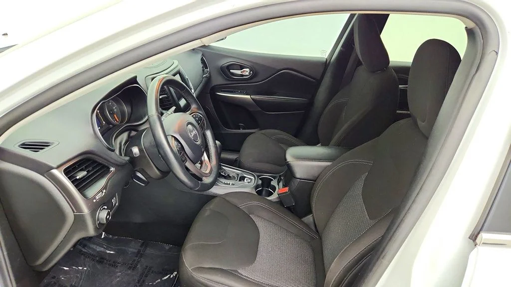 Used 2019 Bright White Clearcoat Jeep Latitude FWD image 19
