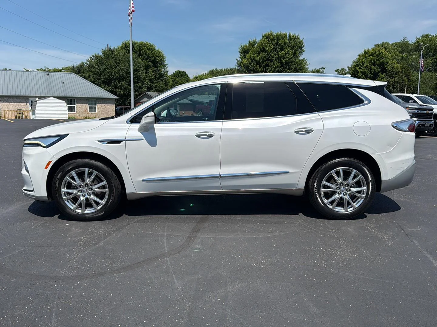 Used 2023 White Frost Tricoat Buick Essence image 8