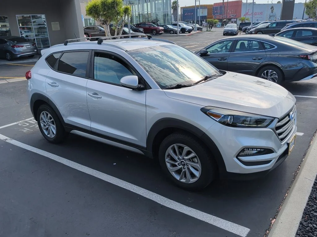 Used 2017 Silver Hyundai SE image 5