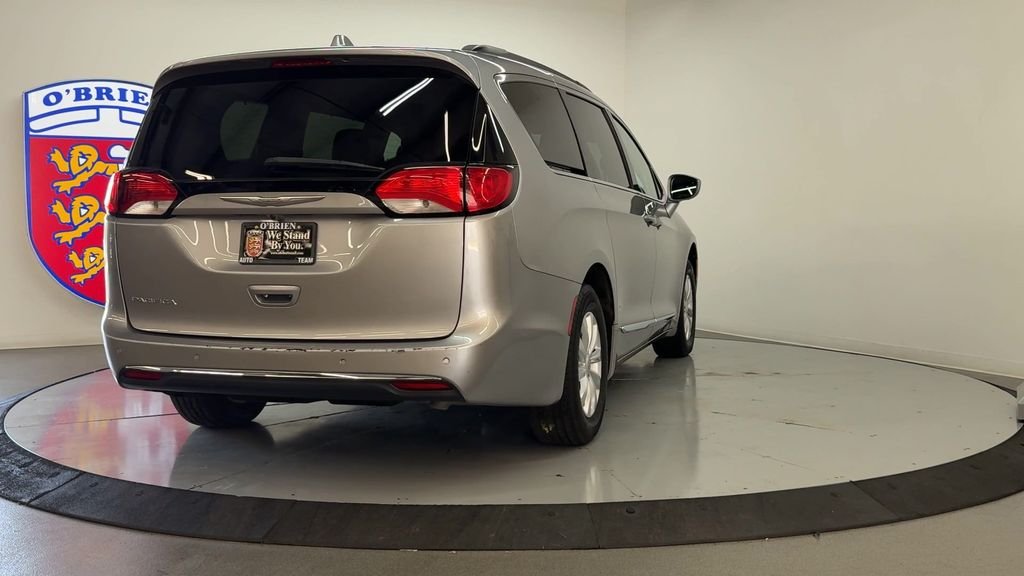 Used 2017 Billet Silver Metallic Chrysler Touring L image 5