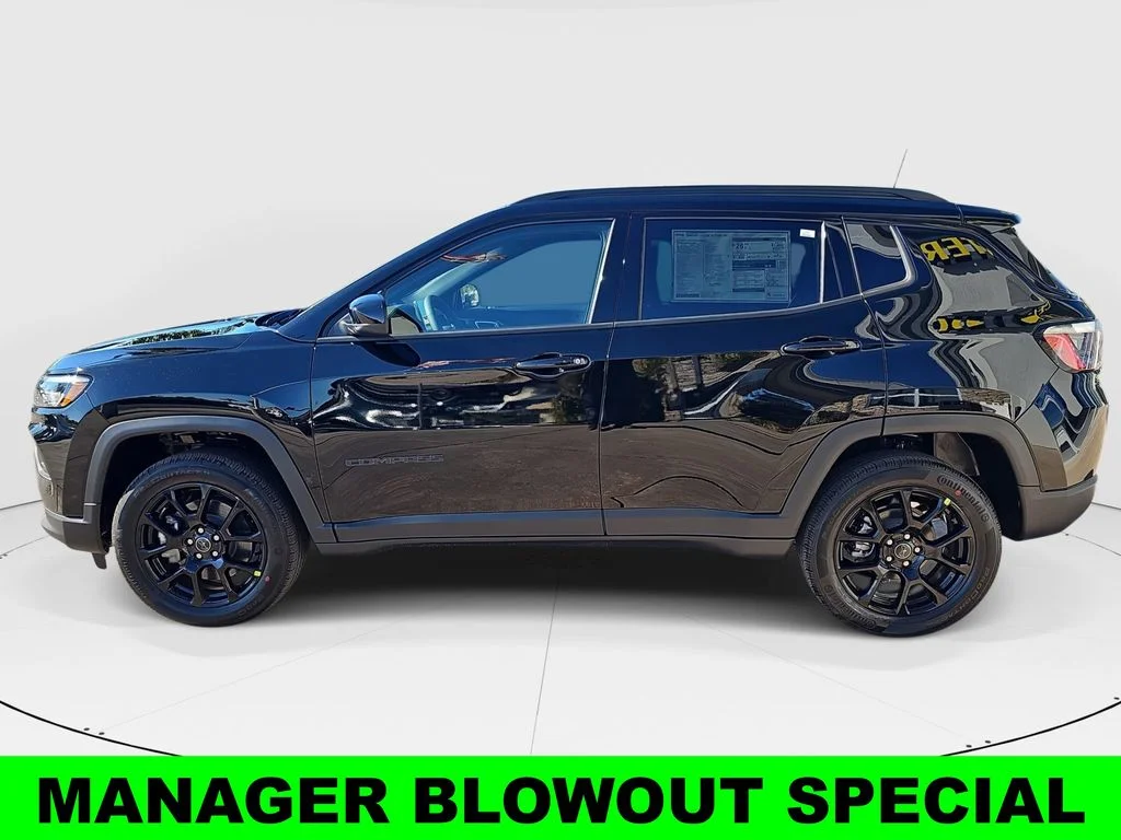 New 2026 Diamond Black Crystal Pearl-Coat Exterior Paint Jeep Latitude image 6