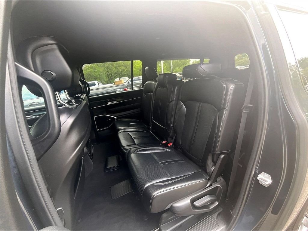 Used 2024 Gray Jeep Base image 15