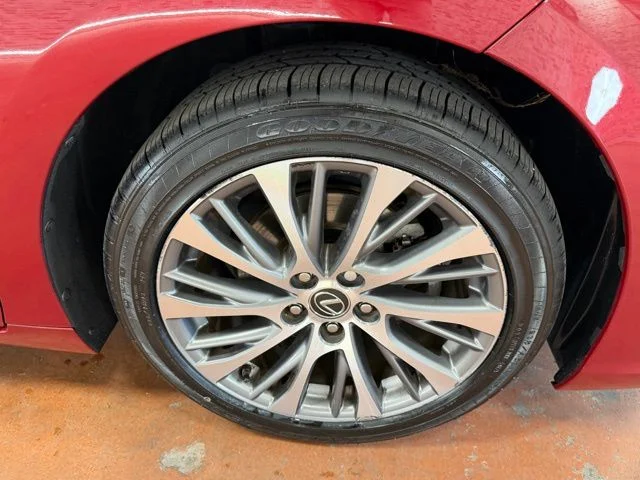 Used 2019 Red Lexus 300h image 8