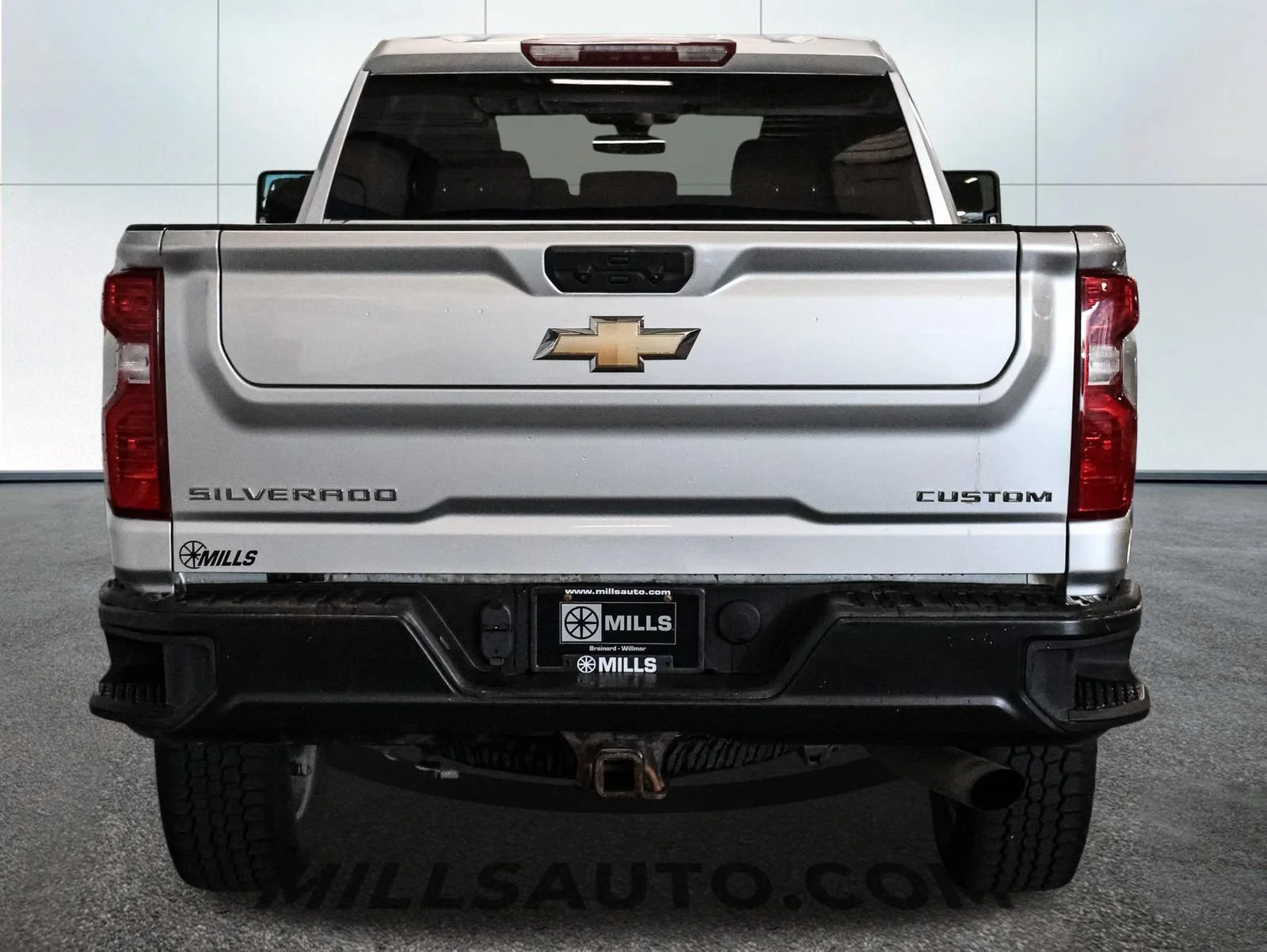 Used 2022 Silver Ice Metallic Chevrolet Custom image 7