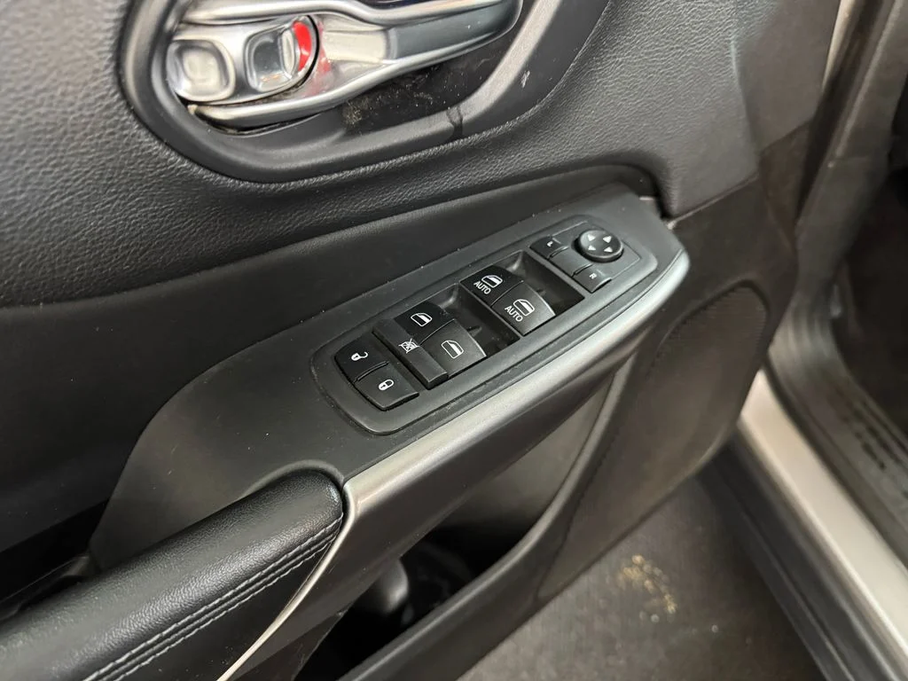 Used 2019 Silver Jeep Latitude Plus image 12