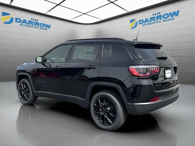 New 2026 Diamond Black Crystal Pearl-Coat Exterior Paint Jeep Latitude image 3