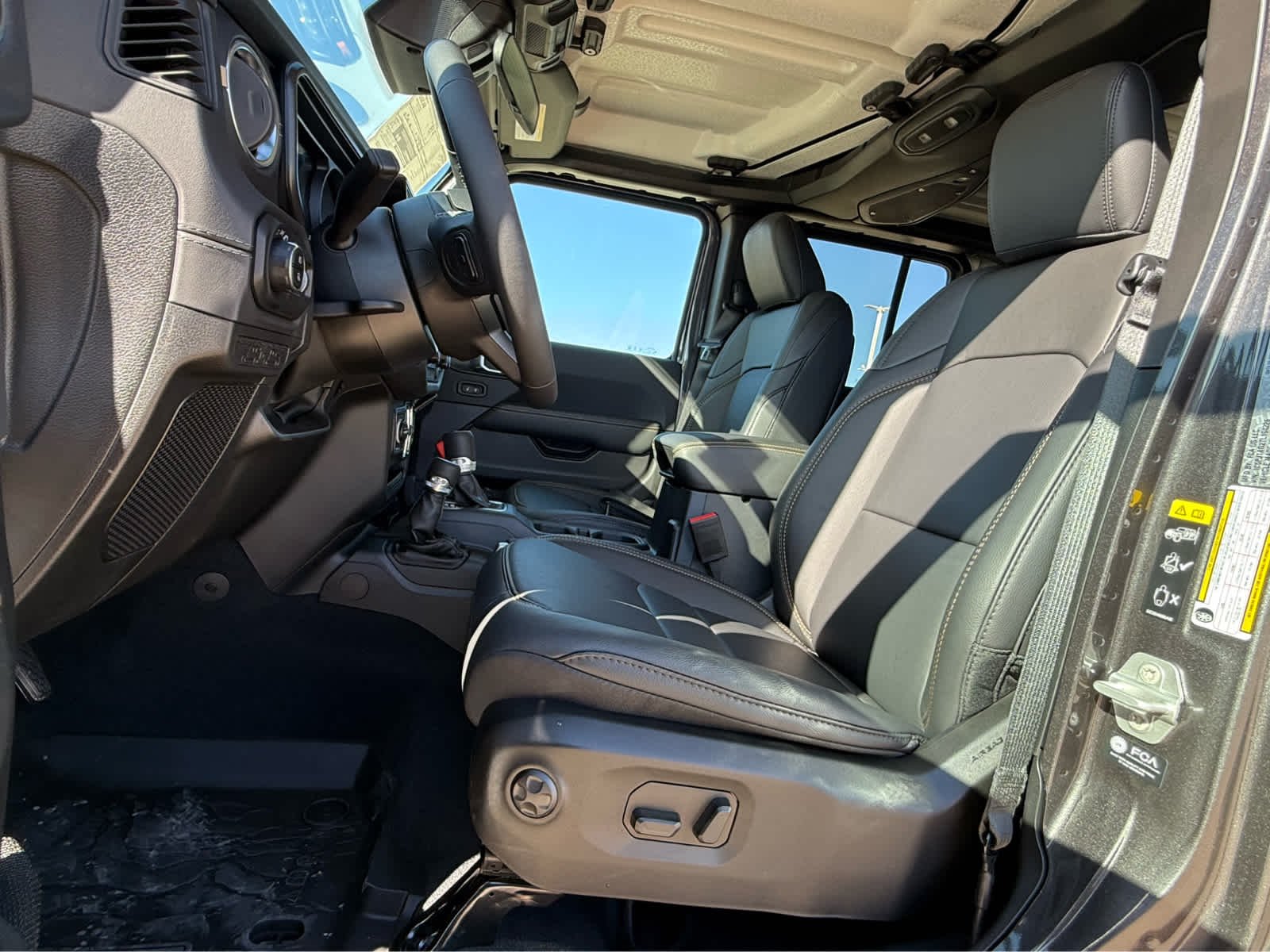 New 2026 Granite Crystal Metallic Clearcoat Jeep Texas Trail image 18