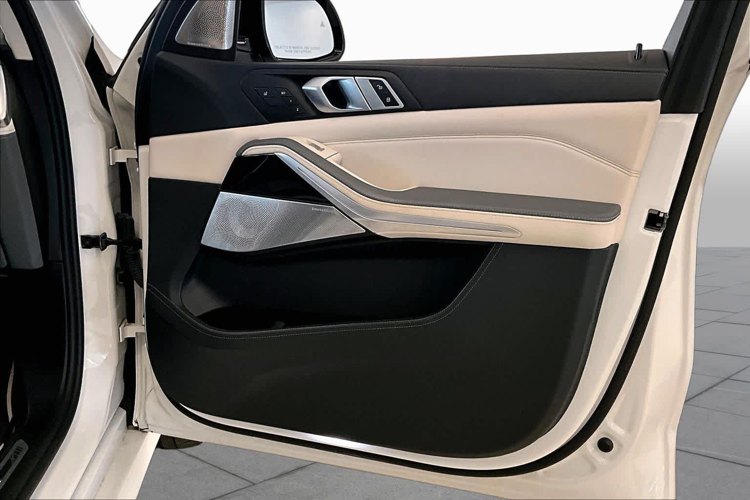 Used 2024 Alpine White BMW M60i image 22