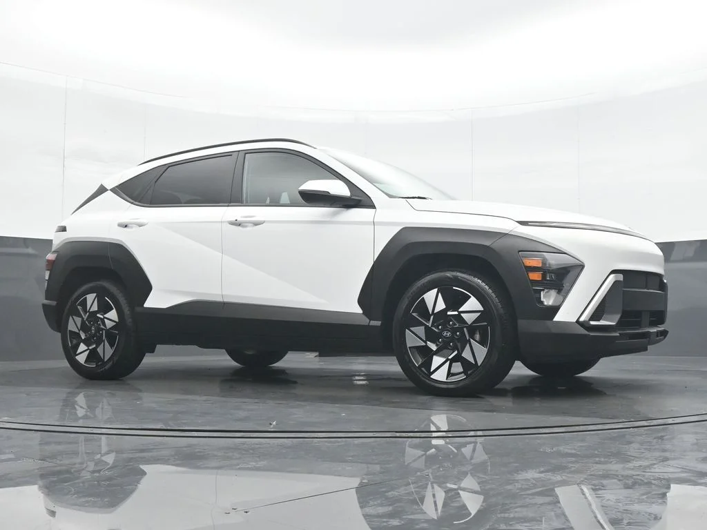 Used 2025 White Hyundai SEL image 33